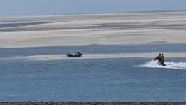 Motociclista ficou ilhado na ponta da praia do Atalaia