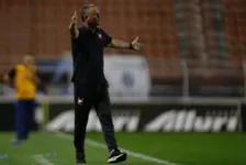 Mazola Júnior orienta jogadores durante partida contra o Paysandu pela Série C.