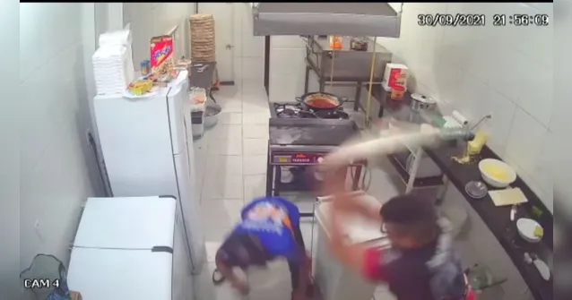Imagem ilustrativa da notícia Funcionário reage a assalto com rolo de massa; veja o vídeo
