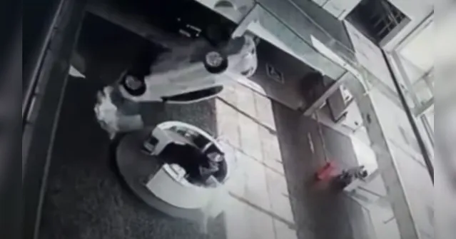 Imagem ilustrativa da notícia Imagens fortes! Carro cai sobre funcionárias; assista!