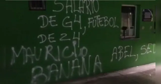 Imagem ilustrativa da notícia Torcida do Palmeiras picha muros do estádio após derrota