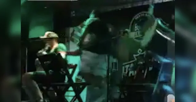 Imagem ilustrativa da notícia VÍDEO: dono de bar é assassinado em live de pagode