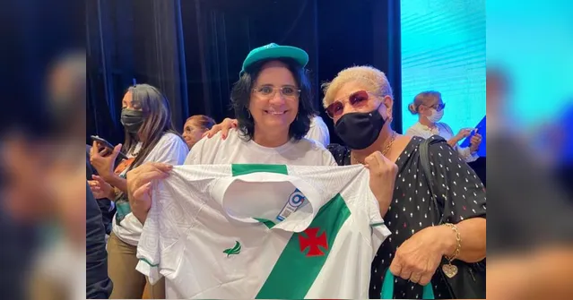 Imagem ilustrativa da notícia Ministra Damares recebe camisa da Tuna e torcida detona