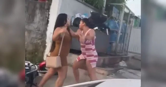Imagem ilustrativa da notícia Vídeo: mulher destrói moto ao flagrar traição do namorado