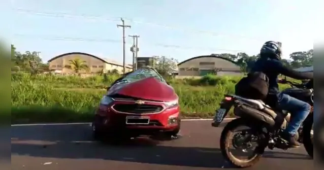 Imagem ilustrativa da notícia Carro fica destruído após capotar na BR-316, em Benevides
