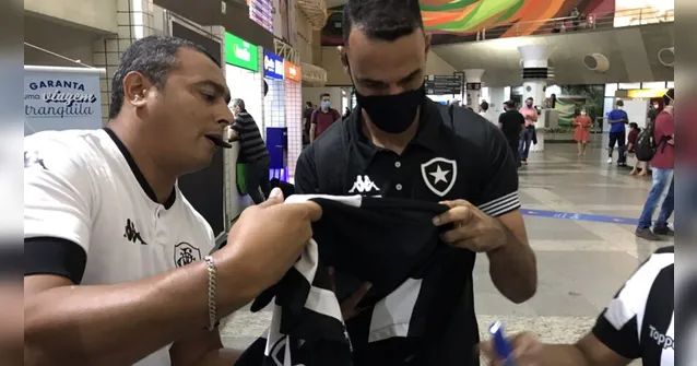 Imagem ilustrativa da notícia Com festa no aeroporto, Botafogo desembarca em Belém 