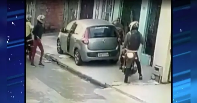 Imagem ilustrativa da notícia Vídeo: motoqueiros assaltam moradores do Mangueirão
