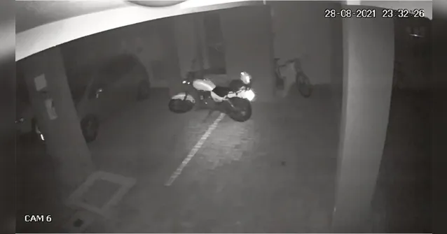 Imagem ilustrativa da notícia Motoqueiro Fantasma? Moto é vista andando sozinha em garagem