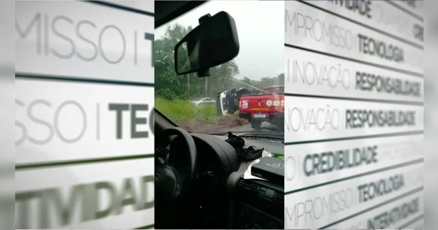 Imagem ilustrativa da notícia Vídeo: carreta bate em poste e tomba na BR-316