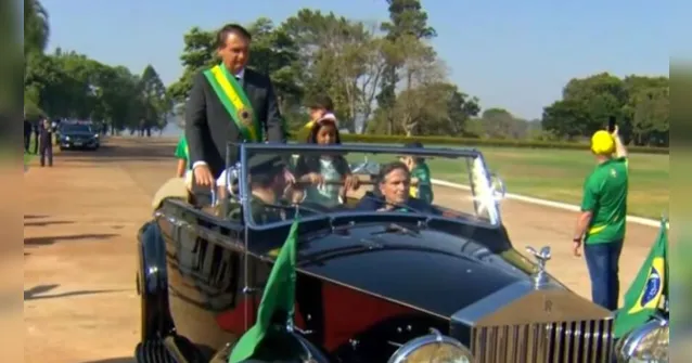 Imagem ilustrativa da notícia Bolsonaro chega em carro pilotado por Nelson Piquet