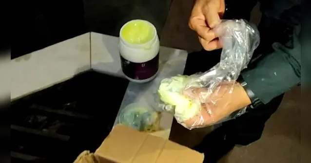 Imagem ilustrativa da notícia Vídeo: polícia encontra droga escondida em creme de cabelo