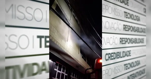 Imagem ilustrativa da notícia Vídeo:
fogo atinge antigo prédio da Defensoria Pública