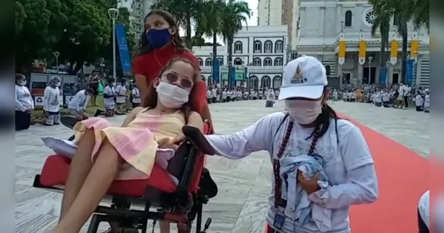 Imagem ilustrativa da notícia Emoção: romeiros pagam promessas na Praça Santuário