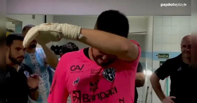 Imagem ilustrativa da notícia Há 1 ano sem jogar, goleiro Elias se emociona ao ser titular