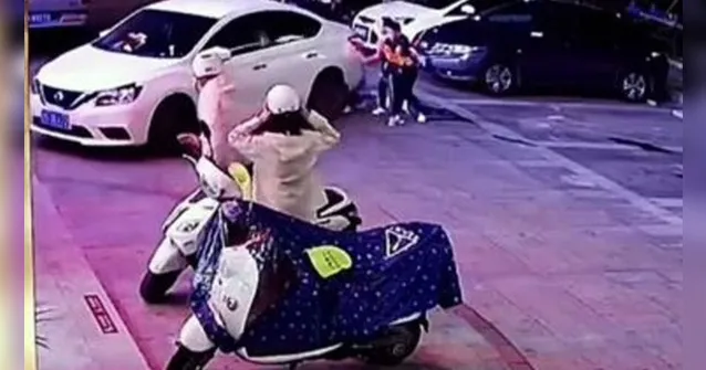 Imagem ilustrativa da notícia Vídeo: mãe age rápido e impede que criança seja esmagada