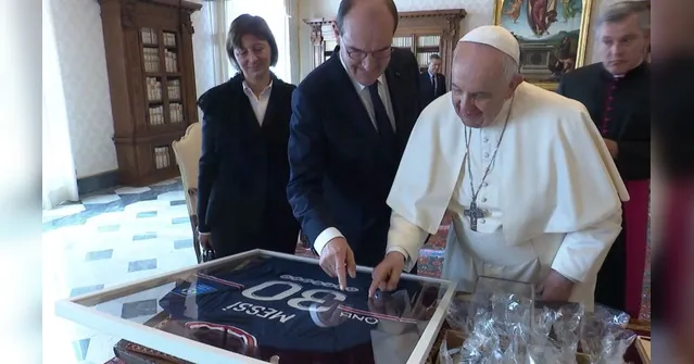 Imagem ilustrativa da notícia Premiê francês presenteia Papa com a camisa de Messi 