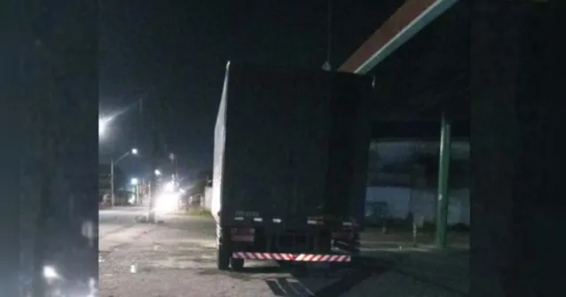 Imagem ilustrativa da notícia Caminhão pega fogo em posto de Belém