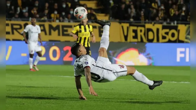 Imagem ilustrativa da notícia Com golaços, Athletico-PR vence e fica perto da final