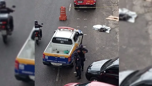 Imagem ilustrativa da notícia Vídeo: homem morre atingido por viatura em frente a shopping
