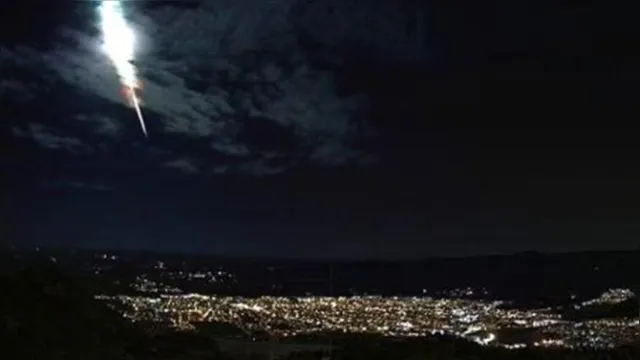 Imagem ilustrativa da notícia Meteoro atravessa cidades brasileiras e ilumina céu. Veja 