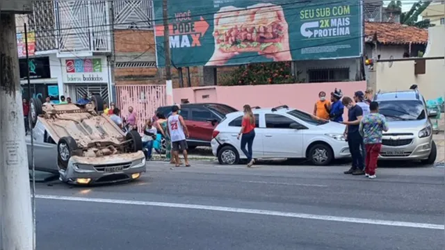 Imagem ilustrativa da notícia Vídeo: carro bate e capota em avenida de Belém