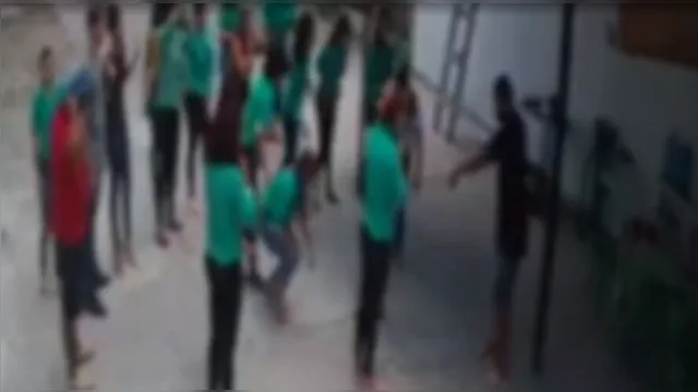 Imagem ilustrativa da notícia Vídeo:
criminoso rende funcionários de loja no Parque Verde