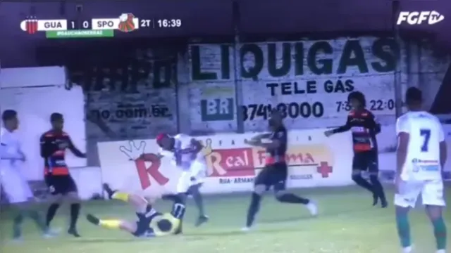 Imagem ilustrativa da notícia Vídeo: árbitro fica desacordado após levar chute na cabeça