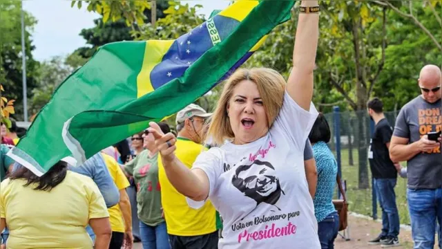 Imagem ilustrativa da notícia Ex de Bolsonaro fez mais de mil saques que somam R$ 1 milhão