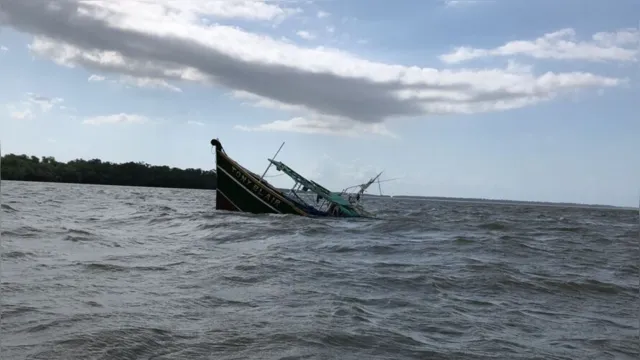 Imagem ilustrativa da notícia Vídeo: barco afunda em frente a Icoaraci e gera pânico