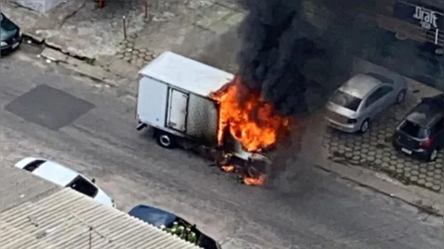 Imagem ilustrativa da notícia Vídeo: caminhão é destruído pelo fogo em rua de Belém