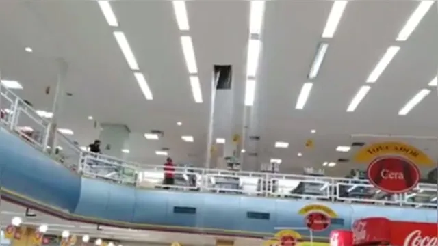 Imagem ilustrativa da notícia Vídeo: chuva destrói forro do supermercado Nazaré em Belém