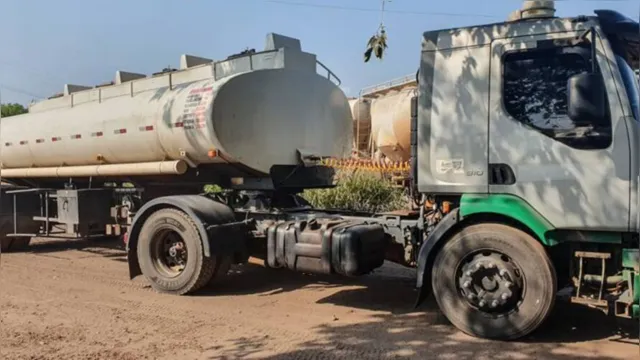 Imagem ilustrativa da notícia Ação apreende caminhão com 20 mil litros de diesel