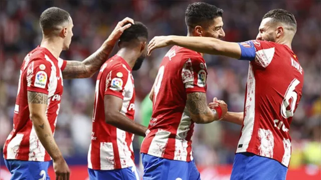 Imagem ilustrativa da notícia Luis Suárez aplica Lei do Ex e Atlético vence Barcelona