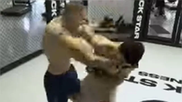 Imagem ilustrativa da notícia Vídeo: braço do 'Popeye' russo explode durante luta