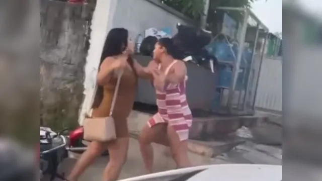 Imagem ilustrativa da notícia Vídeo: mulher destrói moto ao flagrar traição do namorado