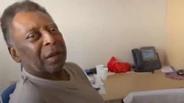 Imagem ilustrativa da notícia Vídeo: Pelé canta hino do Santos no hospital
