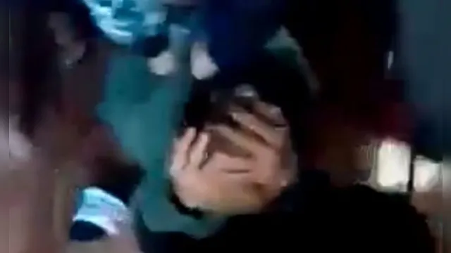 Imagem ilustrativa da notícia Vídeo: filho bate, cospe na mãe e leva punição de populares