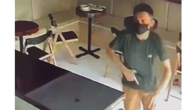 Imagem ilustrativa da notícia Vídeo: ladrão se passa por cliente e assalta ponto de açaí