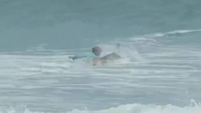 Imagem ilustrativa da notícia Vídeo: tubarão ataca surfista adolescente em praia