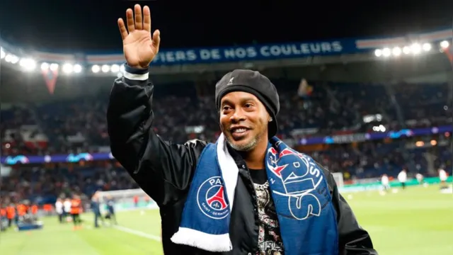 Imagem ilustrativa da notícia Ronaldinho Gaúcho retorna ao PSG na Champions League; Veja!