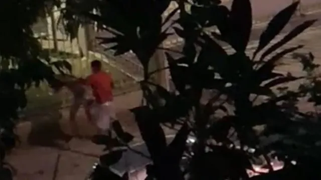 Imagem ilustrativa da notícia Vídeo: mulher é espancada em frente à Praça Santuário 