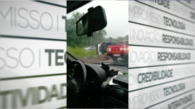 Imagem ilustrativa da notícia Vídeo: carreta bate em poste e tomba na BR-316