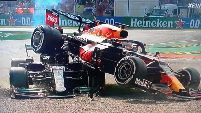 Imagem ilustrativa da notícia Monza tem acidente espetacular entre Hamilton e Verstappen