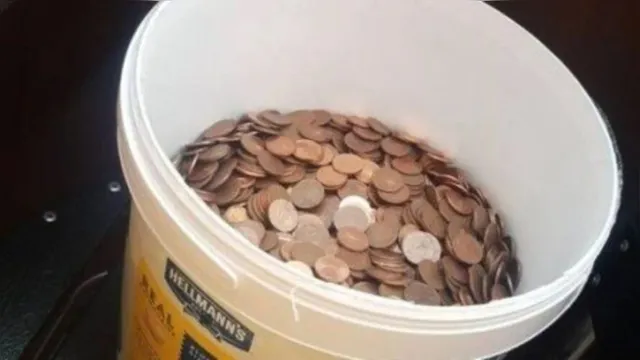 Imagem ilustrativa da notícia Homem sai de emprego e é pago com balde de moedas