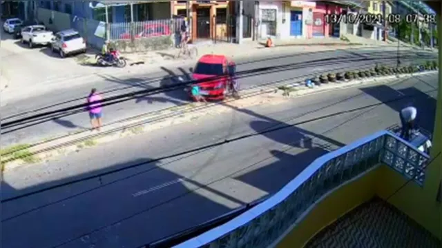 Imagem ilustrativa da notícia Vídeo: homem causa acidente, apanha e tem carro depredado 