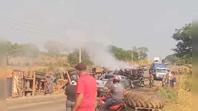 Imagem ilustrativa da notícia Vídeo:
carreta bitrem pega fogo após acidente no Pará