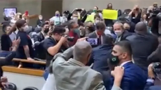 Imagem ilustrativa da notícia Vídeo: negacionistas agridem vereadores em sessão no RS