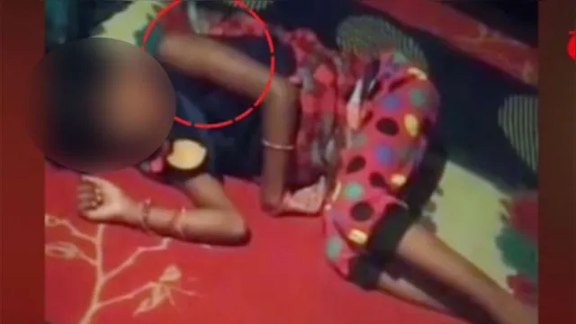 Imagem ilustrativa da notícia Vídeo angustiante: menina fica com cobra no pescoço