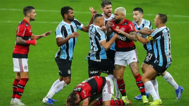 Imagem ilustrativa da notícia Flamengo e Grêmio se enfrentam em duelo polêmico