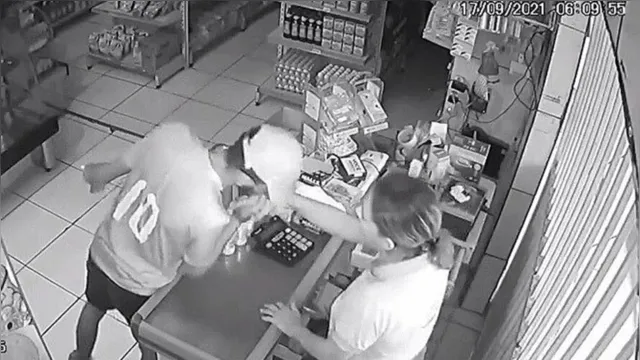 Imagem ilustrativa da notícia Vídeo: ladrão beija mão de vítima após assalto em padaria